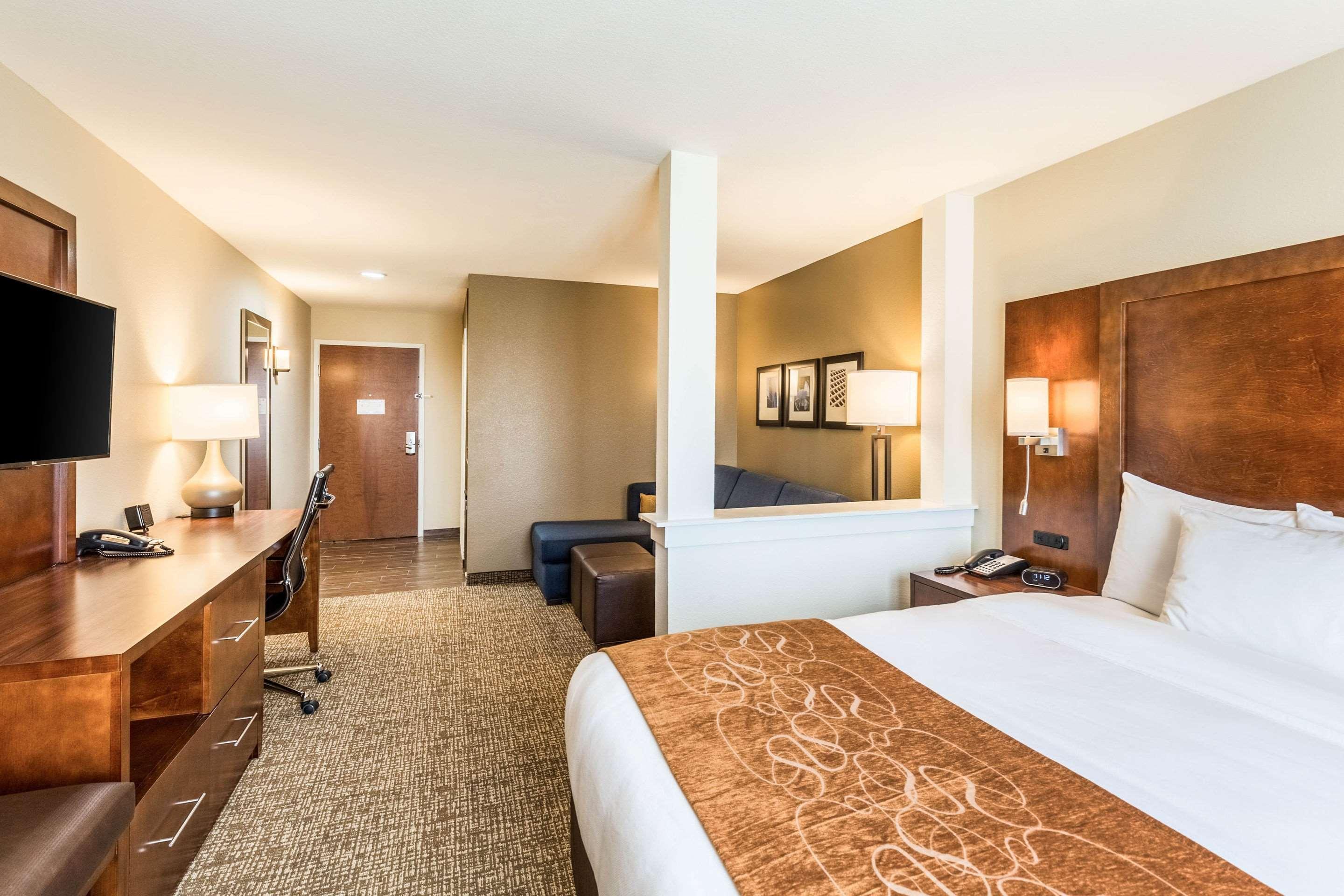 Comfort Suites Ченълвю Екстериор снимка