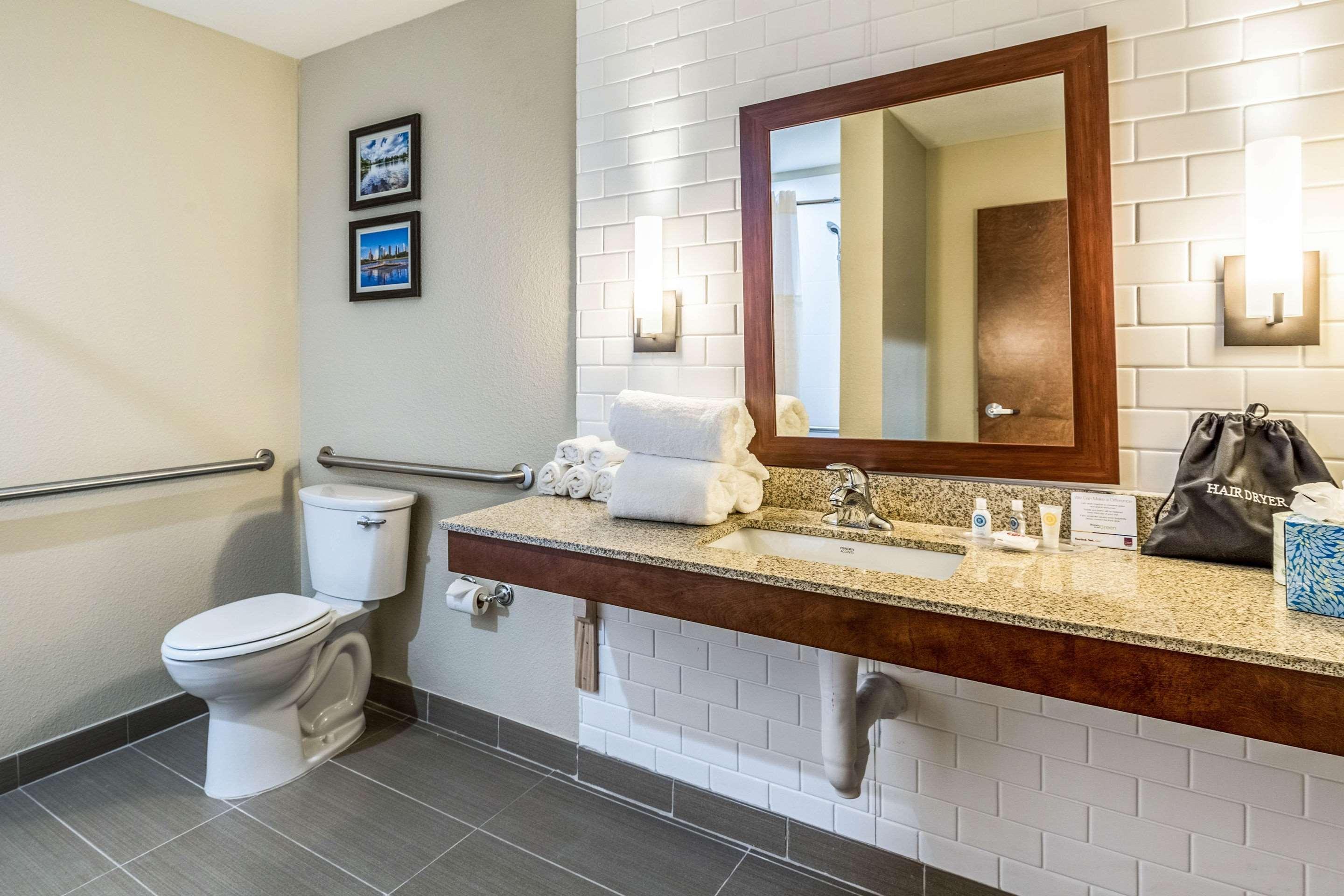 Comfort Suites Ченълвю Екстериор снимка