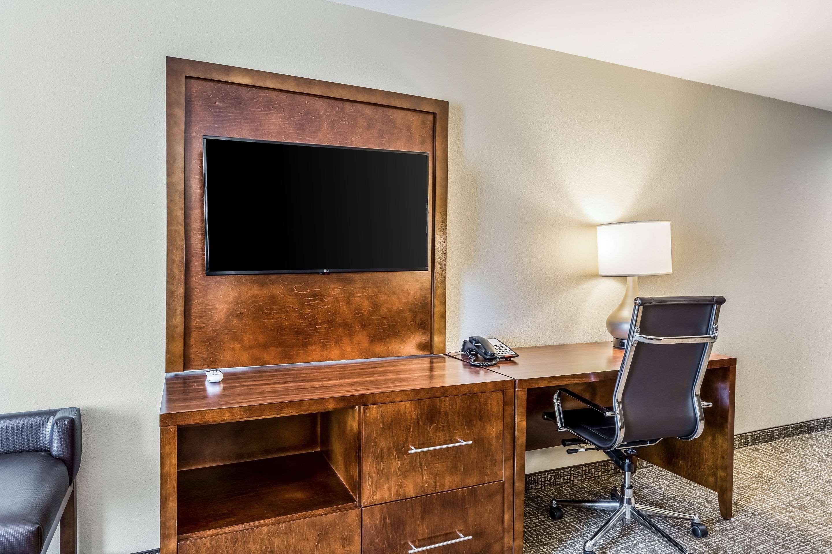 Comfort Suites Ченълвю Екстериор снимка