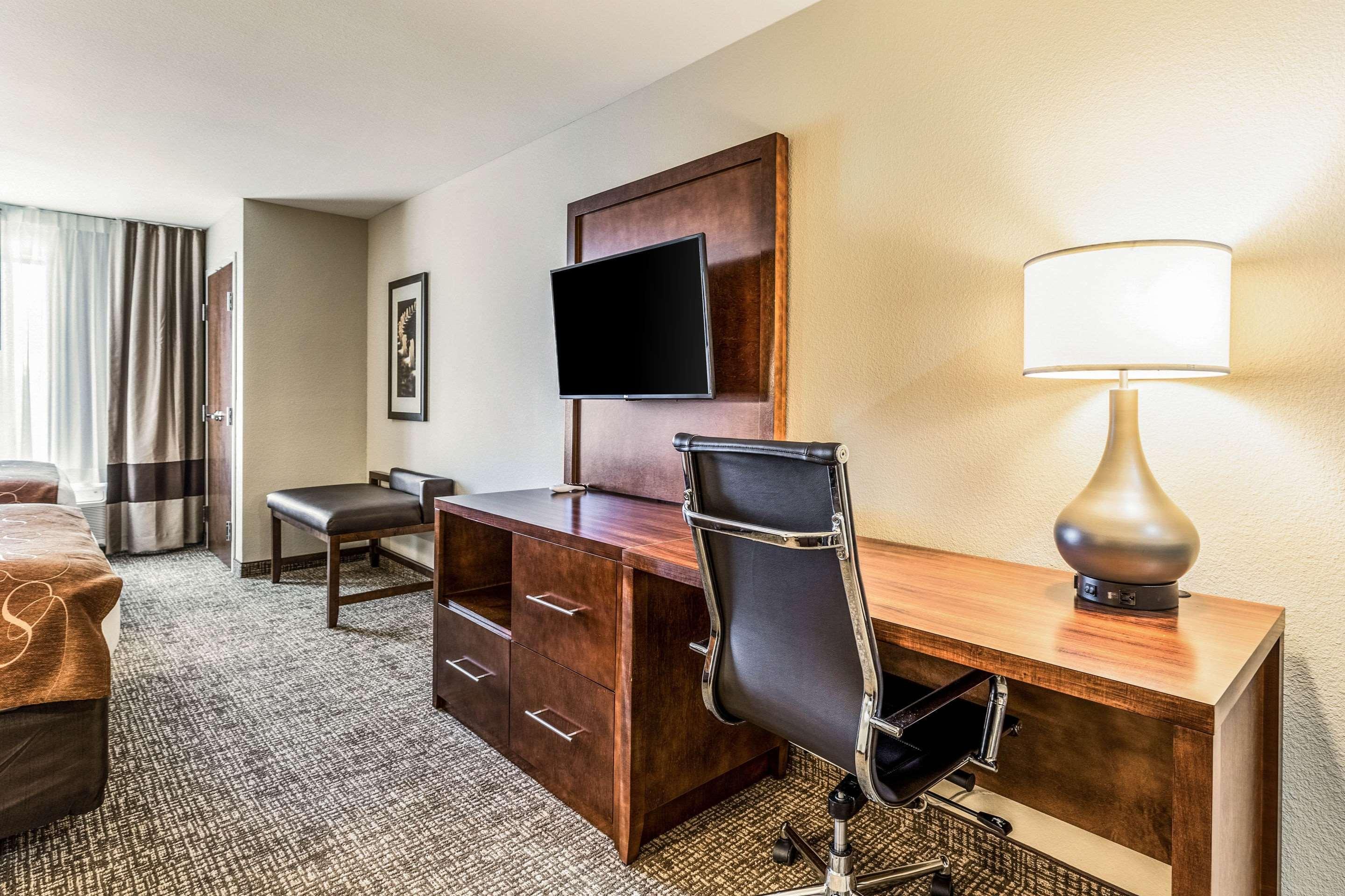 Comfort Suites Ченълвю Екстериор снимка