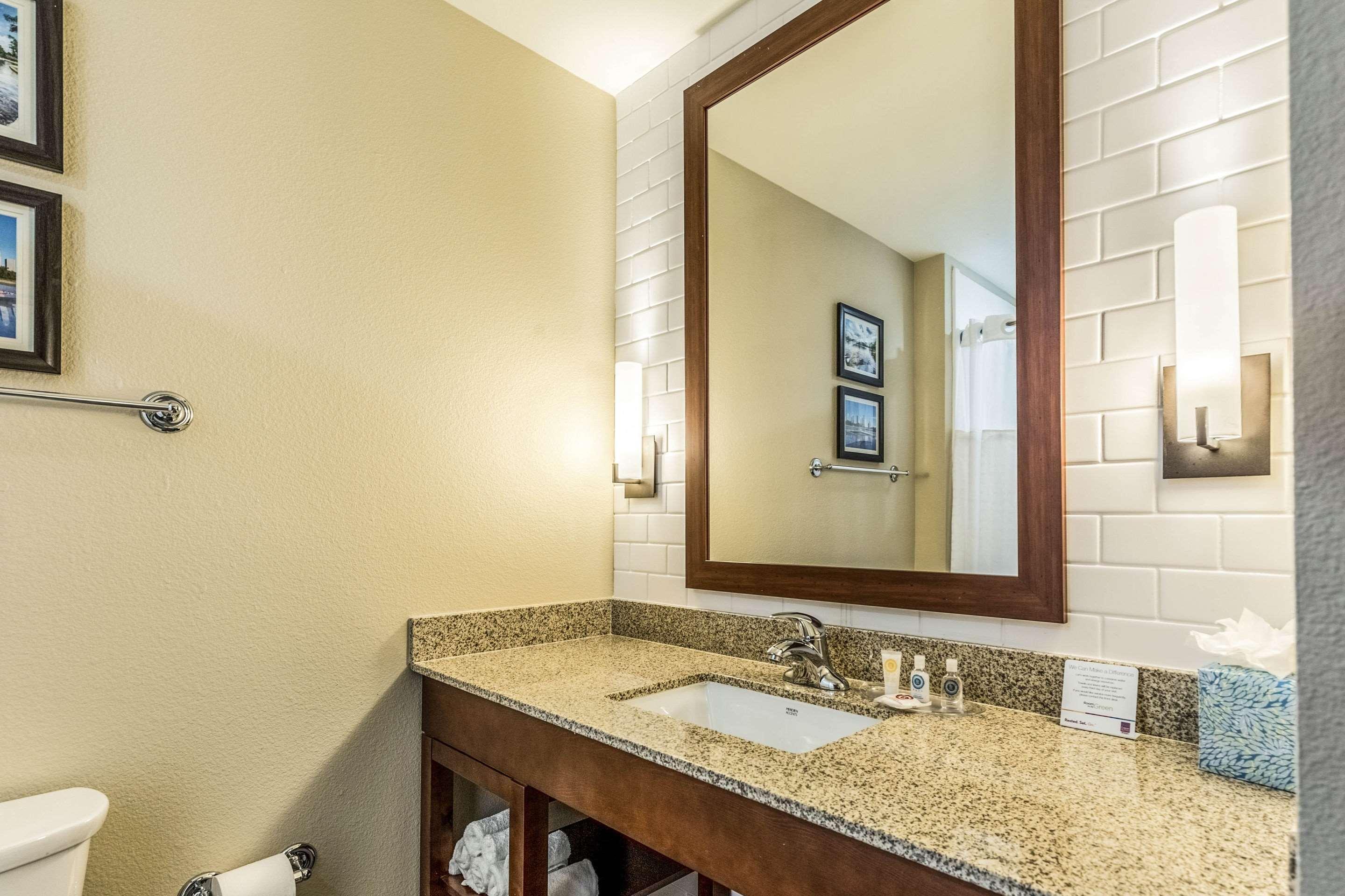 Comfort Suites Ченълвю Екстериор снимка
