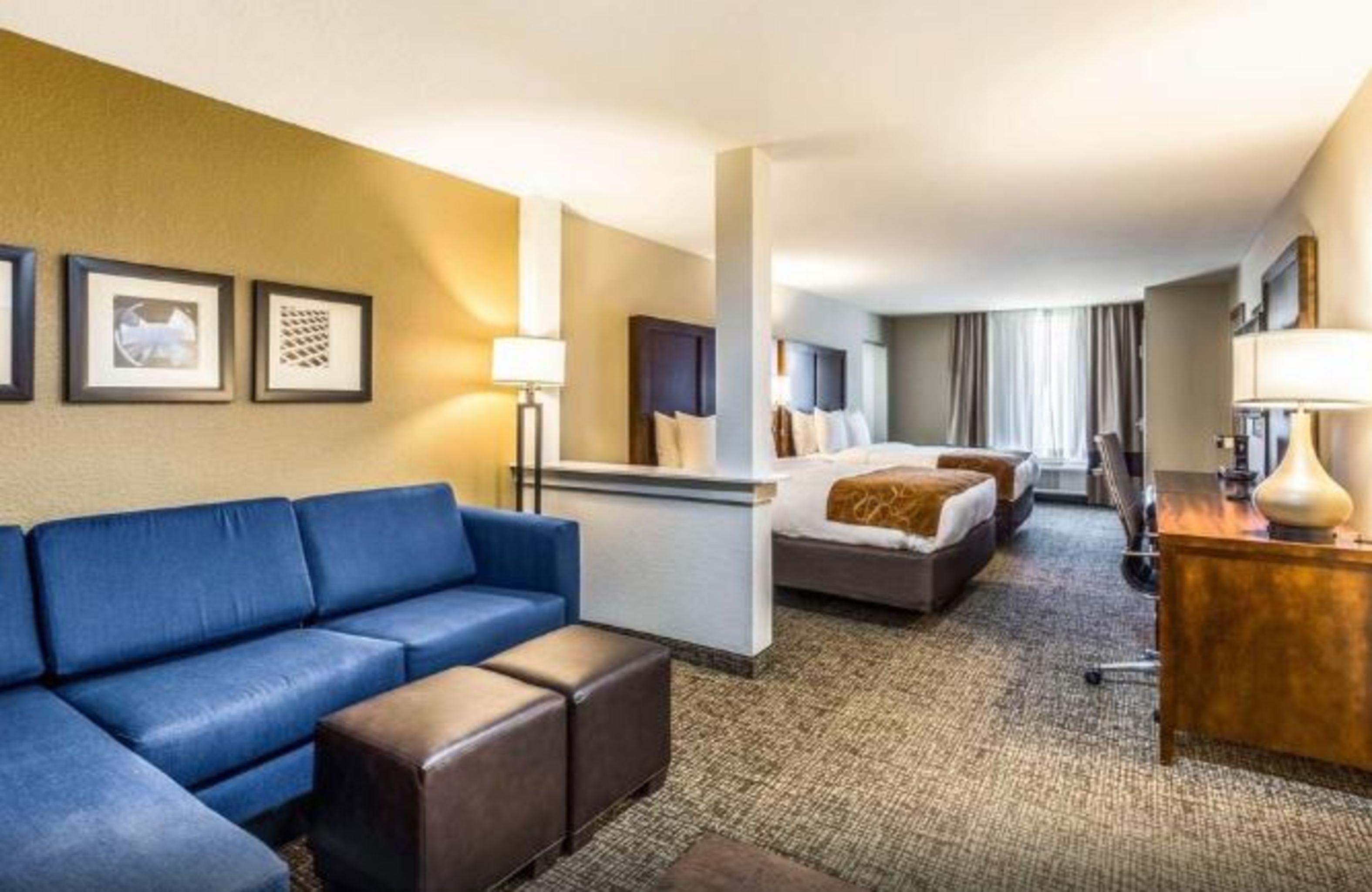 Comfort Suites Ченълвю Екстериор снимка