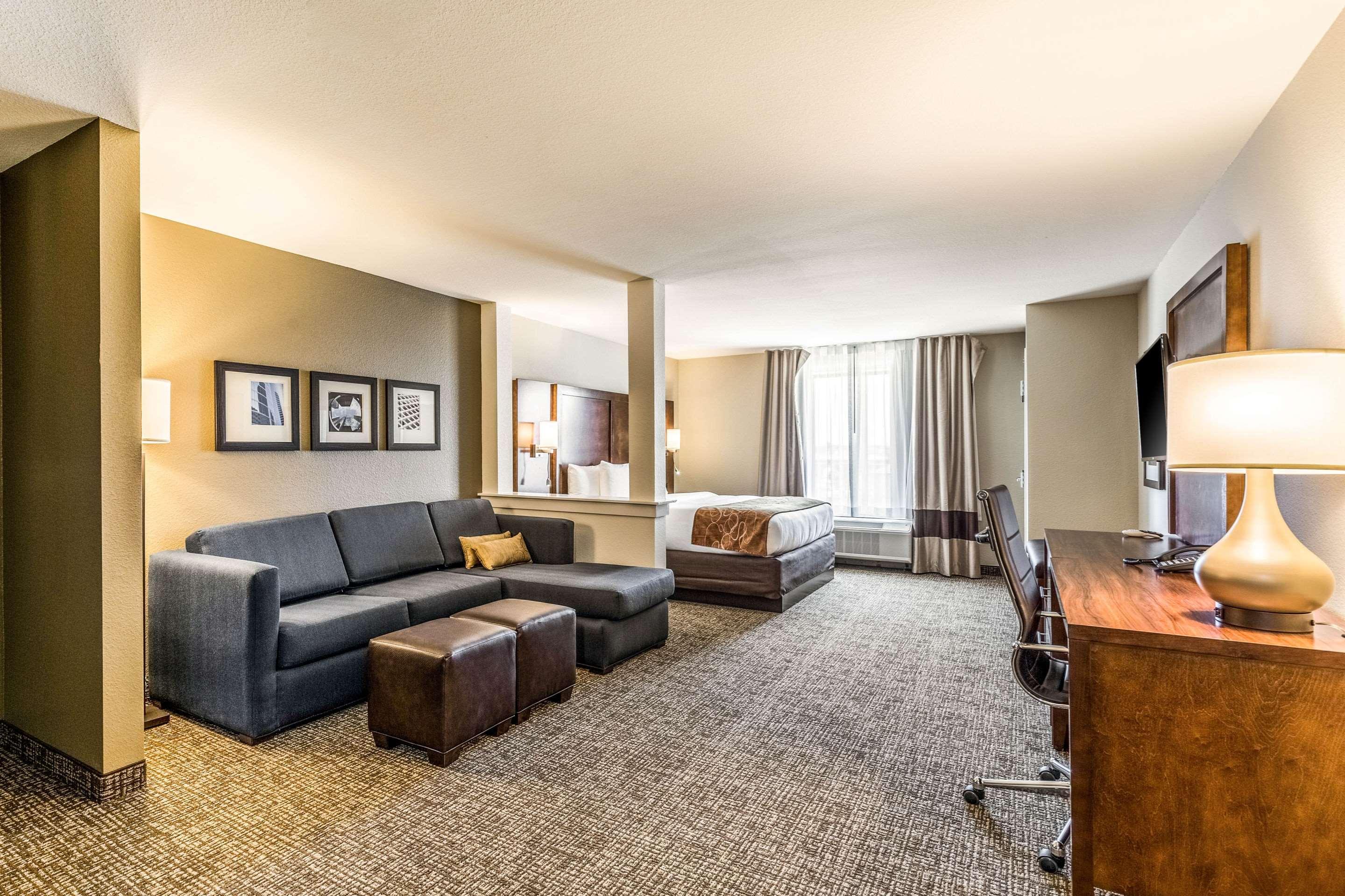 Comfort Suites Ченълвю Екстериор снимка